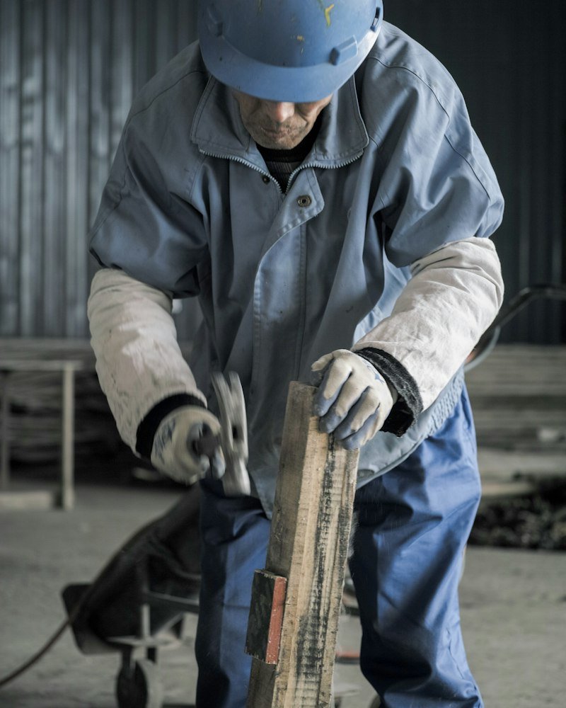 Profissional com uniforme em brim durante o trabalho
