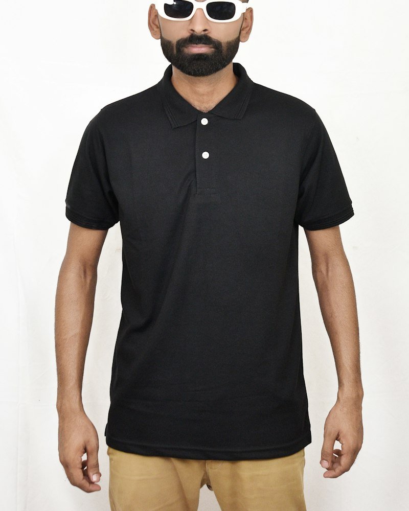 Profissional vestindo camisa polo preta